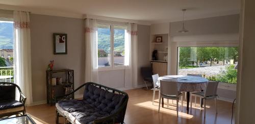 Apartment with Mountain View