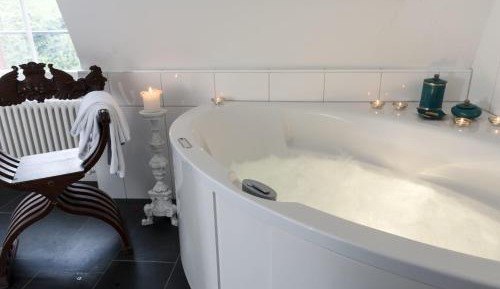 Deluxe Suite with Spa Bath