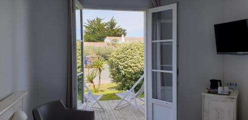 Standard Double Room with Wellness Center access - Parking View