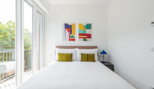 One-Bedroom Apartment with Balcony