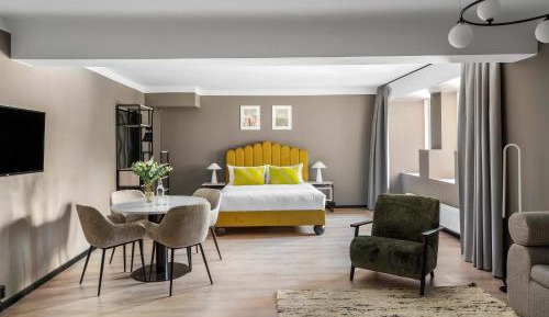 Extra Large Studio with Kitchenette and Sofa Bed