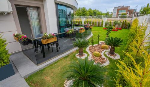 Deluxe Two-Bedroom Apartment with Garden View