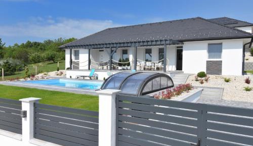 Apartment with Pool View 
