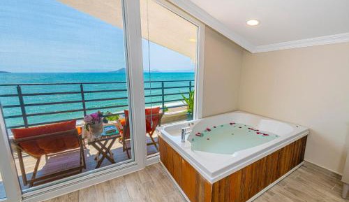 Deluxe Suite with Sea View