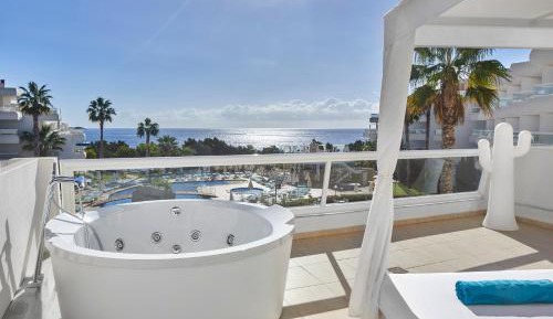 Deluxe One-Bedroom Apartment woth Front Sea View and Hot Tub