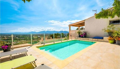 Three-Bedroom Holiday Home 
