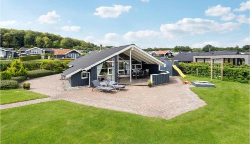 Three-Bedroom Holiday Home 