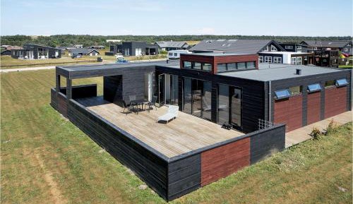 Three-Bedroom Holiday Home 