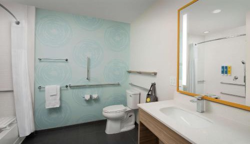 Queen Room with Two Queen Beds and Bathtub