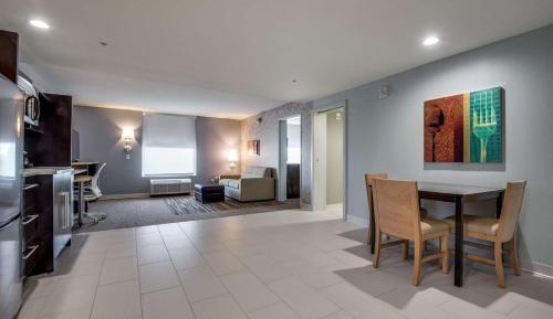Queen Suite - Hearing Access/Non-Smoking
