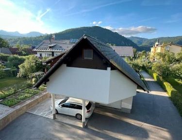 Apartment with Mountain View