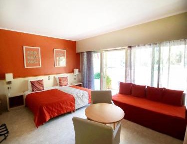 Grand comfort room with Kitchenette