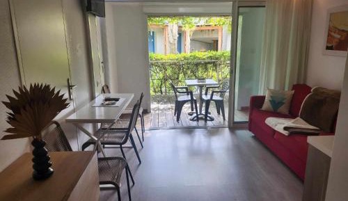 Duplex apartment - indoor garden view or backyard square view 