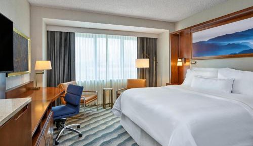 Classic King Room with Roll-in Shower - Mobility Accessible