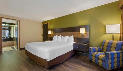Deluxe King Room Poolside Suite - Non-Smoking