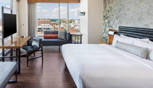 Deluxe East Corner King, Guest room, 1 King, City view