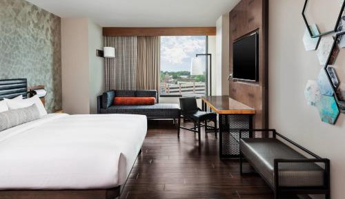 Deluxe King Room with City View