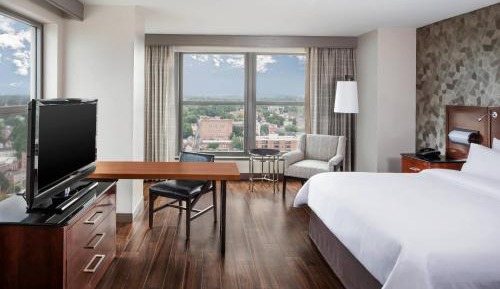Deluxe West Corner King, Larger Guest room, 1 King