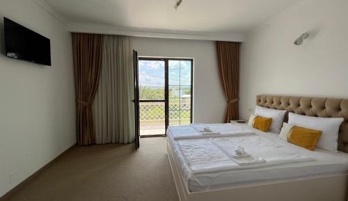 Deluxe Double Room (2 Adults + 1 Child)