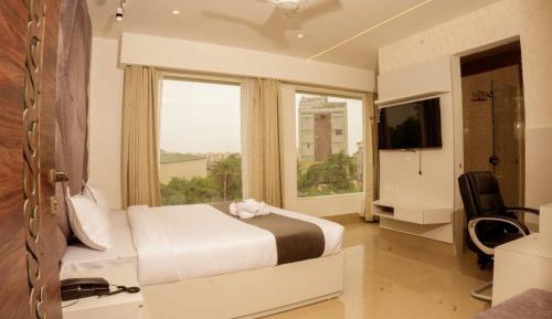 Deluxe Double Room (2 Adults + 1 Child)