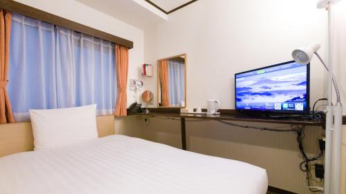Standard Twin Room with a Shower & Bath Room between Beds - Smoking