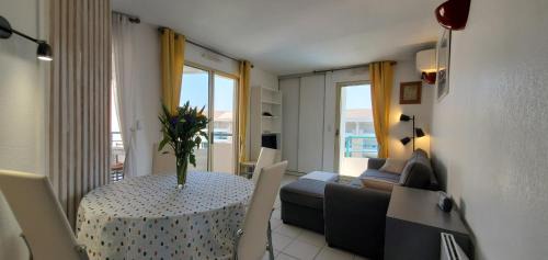 Apartment with Pool View 