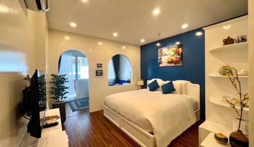 Suite with Balcony + Free Laundry