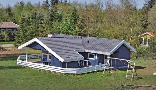 Three-Bedroom Holiday Home 
