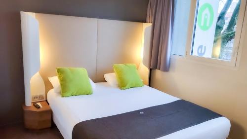 1 Double Bed 2 Single Beds - Room Next Generation