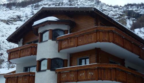 Three-Bedroom Apartment with Balcony