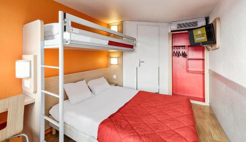 Triple Room with 1 Double Bed and 1 Single Bed