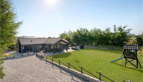 Three-Bedroom Holiday Home 
