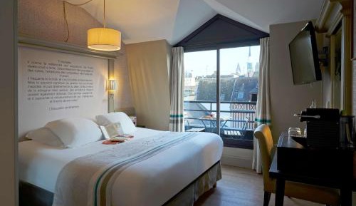 Superior Queen Room with Balcony and City View - Non-Smoking