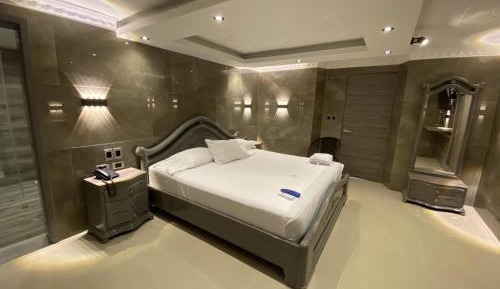 Deluxe Suite with Spa Bath