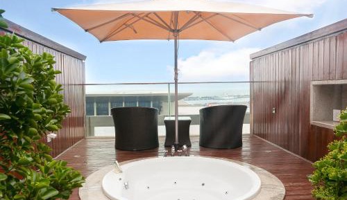 Premium King Room with Ocean View and Balcony inclusive First Round Mini Bar