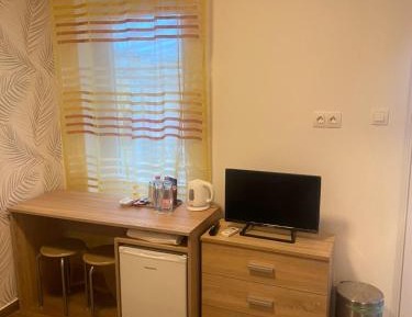 Standard Queen Room