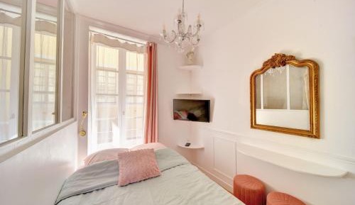 Apartment with bathtub