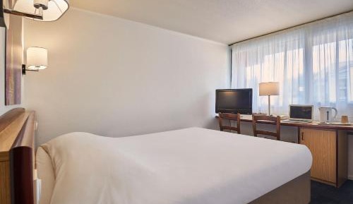 1 Double Bed 1 Junior Bed (Up To 10 Years)