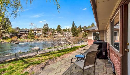 Riverfront Cottage - Pet Friendly 