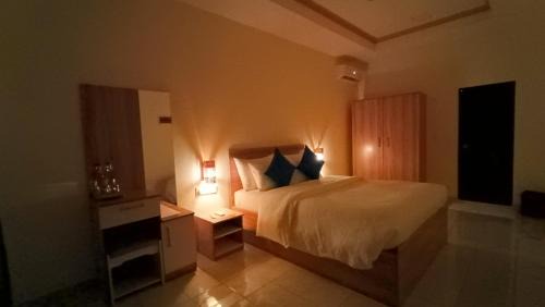 Deluxe Room (2 Adults + 1 Child)