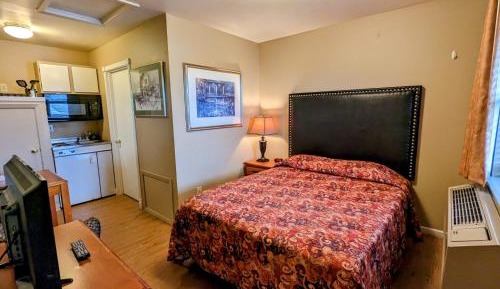 Deluxe Queen Suite