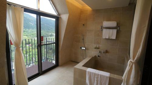 Deluxe Japanese-Style Family Room