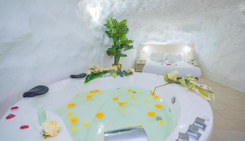 Deluxe Room (2 Adults + 1 Child)