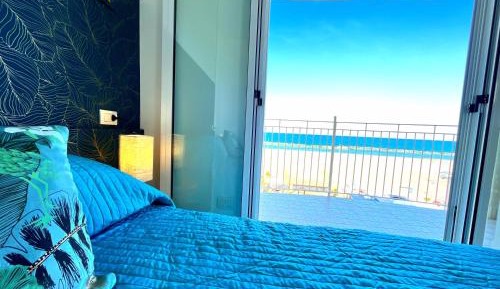 Large One-Bedroom Apartment with Sea View 