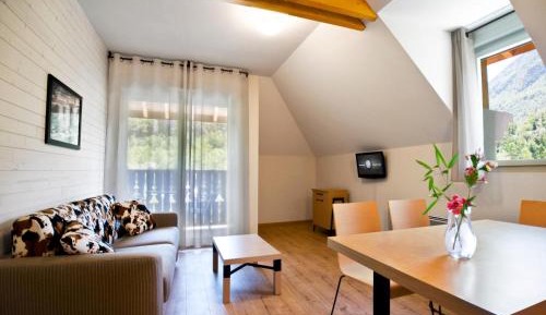 One-Bedroom Apartment with Cabin (6 Adults)