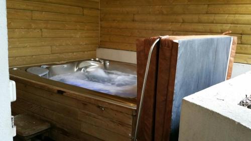 Two-Bedroom Townhouse with private sauna and jacuzzi - Independant Building