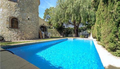 Three-Bedroom Holiday Home 