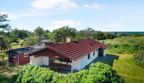 Three-Bedroom Holiday Home 
