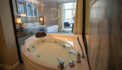 Studio with Spa Bath