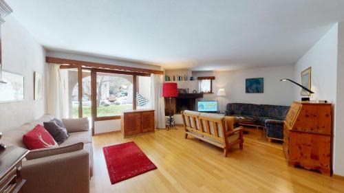 Apartment with Mountain View